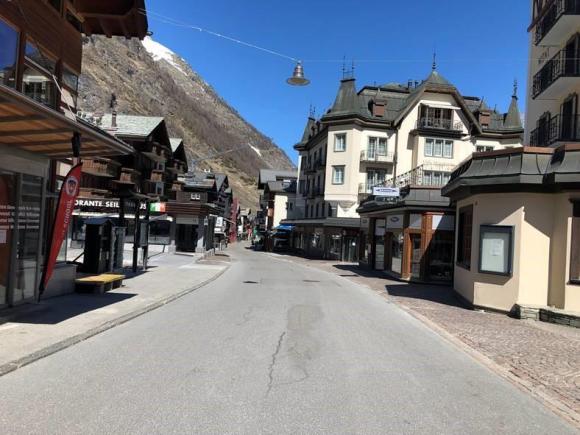rue de la gare déserte Zermatt