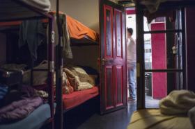 Un dormitorio de emergencia con literas y efectos personales sobre la cama