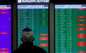 Un hombre observa el tablero de vuelos en un aeropuerto