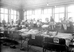 Camas dispuestas una junto a otra en hospital de 1918