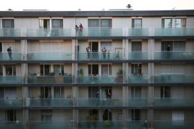 Gente en los balcones de un edificio de viviendas en Ginebra durante la crisis del coronavirus