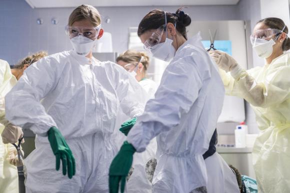 2014年瑞士女醫生和護士在一個進修中練習針對傳染病時的防護措施。