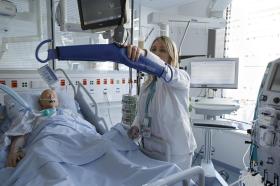 日内瓦大学医院的护士正在演示重症监护病床的使用。