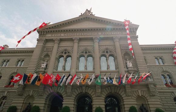 البرلمان الفدرالي في برن وقد توشّح بأعلام الكانتونات