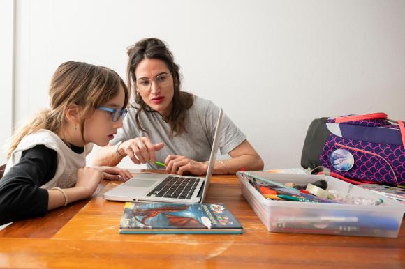 Una madre ayuda a su hija a hacer los deberes