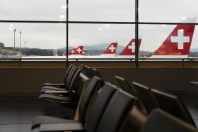 Aviones de Swiss International Airlines y sala de espera del aeropuerto vacía.