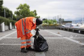 Un trabajador de limpieza recoge basura en una calle
