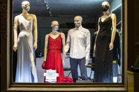 模範行為？ 3月31日，瑞士中部地區楚格(Zug)一家商店的櫥窗裡，模特兒紛紛被套了口罩。