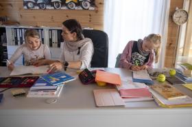 Una madre ayuda a sus hijas con los estudios en casa