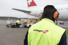 Swissport-Mitarbeiter vor einem Flugzeug der Swiss