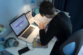Un alumno estudiando frene a un ordenador portátil