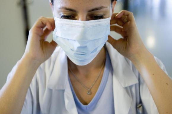 infermiera con mascherina