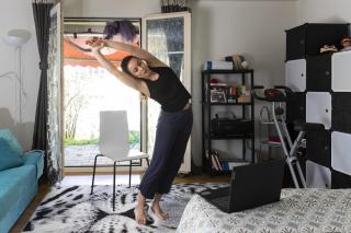 2020年4月18日，舞蹈家Beatrice Panero在她位于伯尔尼州Boll的家中进行训练。