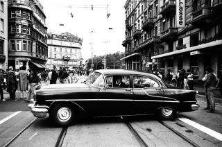 Un coche, modelo años 50