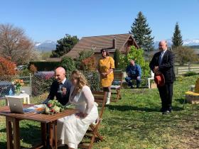 Una ceremonia nupcial con testigos en un jardín