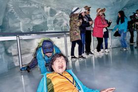 Touristen beim Anstehen