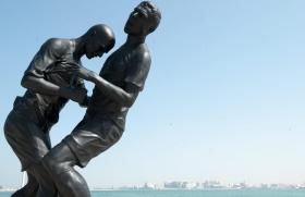 statue of two footballers