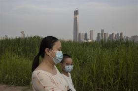 Mujeres con mascarillas en Wuhan