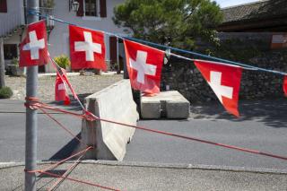 スイス国旗でデコレーションされたジュネーブ近くの国境