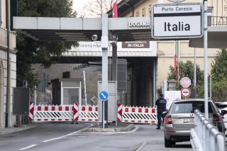 イタリアとスイス・ブルージノ・アルスィッツィオの国境にある税関所は閉鎖中