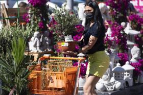 ヴォー州ヴィルヌーヴにある園芸用品店で、植物を買い求める女性 (Laurent Gillieron/Keystone) 店