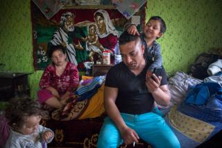 Un homme sur un lit joue avec ses enfants