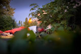 Un homme dort par terre sur l herbe