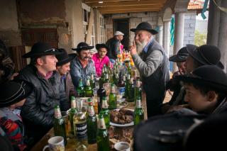 Des hommes autour d une table font la fête