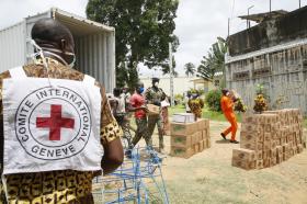 Trabajadores de la Cruz Roja entregan suministros en Costa de Marfil