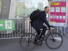 Der freisinnige Nationalrat und ehemalige Radrennfahrer Rocco Cattaneo auf dem Velo