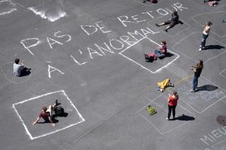 在瑞士联邦议会举行特别会议的第一天，人们在4平方米面积标记的区域内进行示威，以支持＃4m2 – 呼吁地区性的、可持续的人文主义复兴。