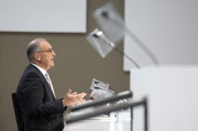 2020年5月6日瑞士經濟部長蓋伊·帕爾莫蘭(Guy Parmelin)在聯邦特別會議上就新冠病毒疫情發言。