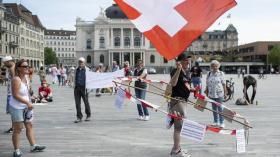 Demonstrators with Swiss flag