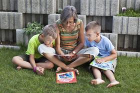 Una abuela leyendo un cuento a sus nietos