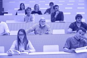 طلاب يجلسون في قاعة محاضرات