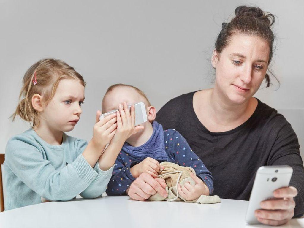 Eltern, Handy, Kind Die verhängnisvolle Affäre mit dem Smartphone SWI swissinfo.ch Eltern, Handy, Kind Die verhängnisvolle Affäre mit dem Smartphone SWI swissinfo.ch