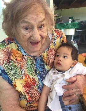لويزا غانز مع حفيدها