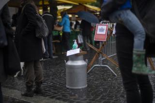 牛奶桶上的消毒液：5月15日，在满足防疫条件的情况下，圣加仑(St. Gallen)年度首个农贸市场开市。