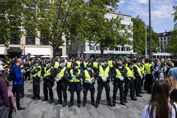 Police forces blocking protests in Zurich