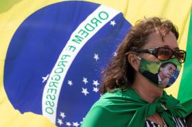 une militante de J. Bolsonaro porte un masque à son effigie