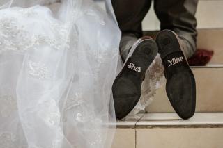 Abito da sposa e scarpe maschili