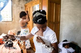 婚礼前，对婚纱进行最后的调整。Léogâne，西部省，2017年10月。