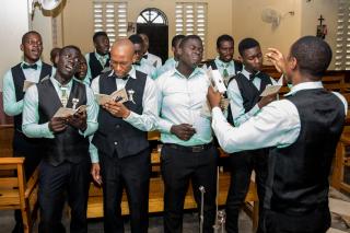 教会の結婚式で歌う男性コーラス