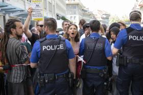 Manifestantes y policías