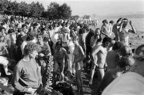 Manifestación del movimiento juvenil termina con un baño en el lago de Zúrich.