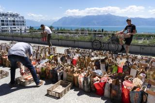 Tres personas organizan bolsas con alimentos