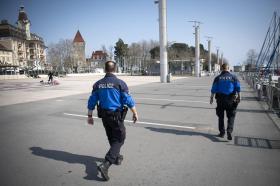 Policías caminan por Lausana