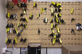 auto pic (Keystone / Alessandro Della Bella) Autoschlüssel an einer Wand.