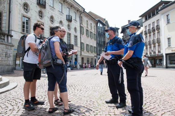 Tourist and police in Ticino