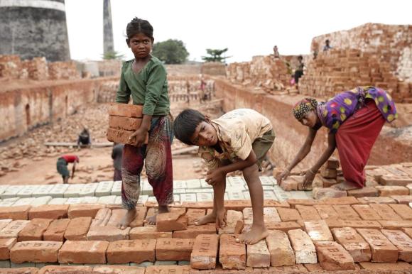 أطفال يعملون في مصنع تقليدي للآجر